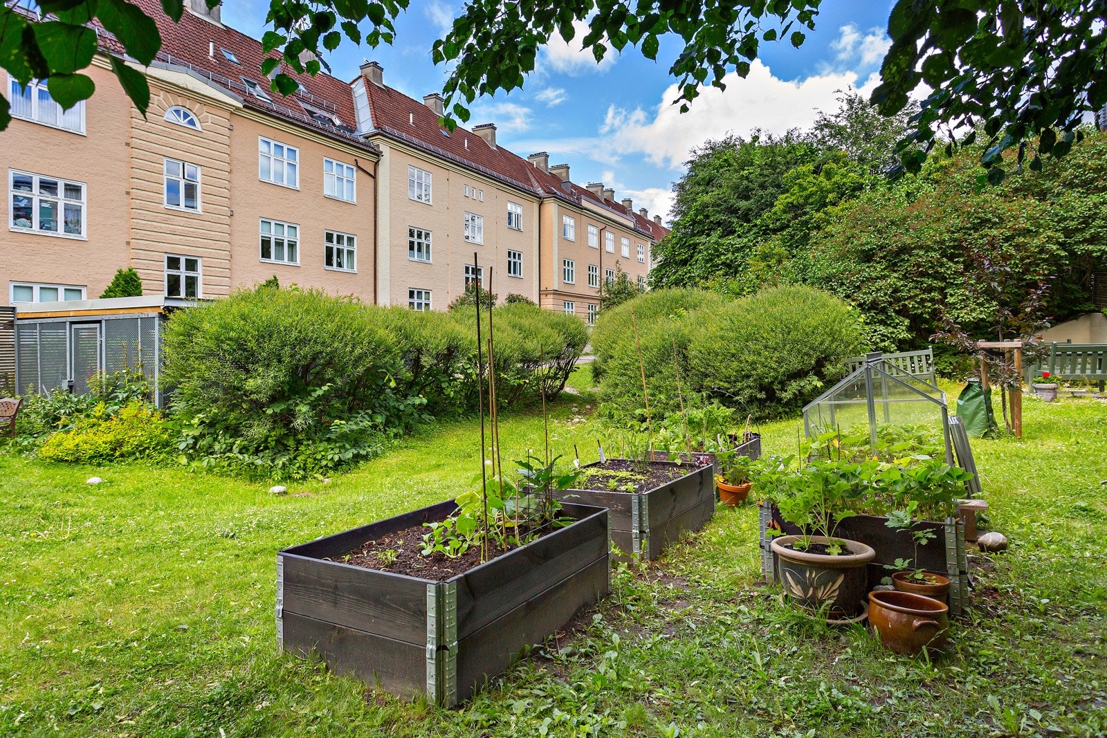 Gårdsrommet er parkmessig opparbeidet. Galleribilde