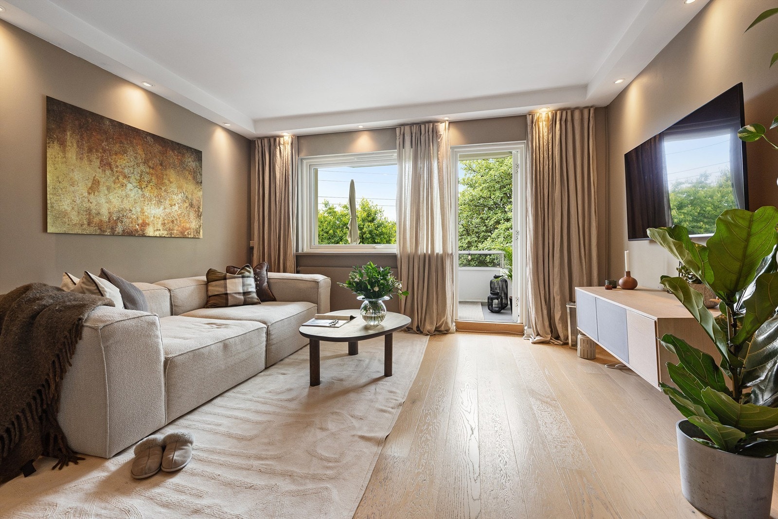 Noe av det deilige med en stor stue er at du kan ha akkurat så stor sofa som du ønsker Galleribilde