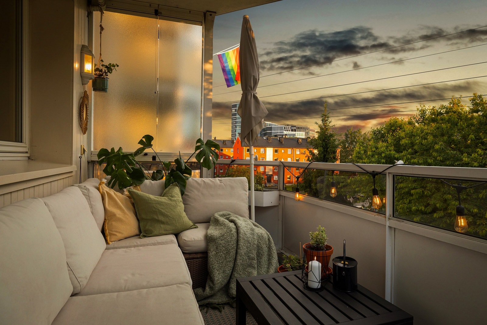 Balkongen er på hele 7m² og rommer enkelt en stor sittegruppe med plass til dine beste venner! Galleribilde