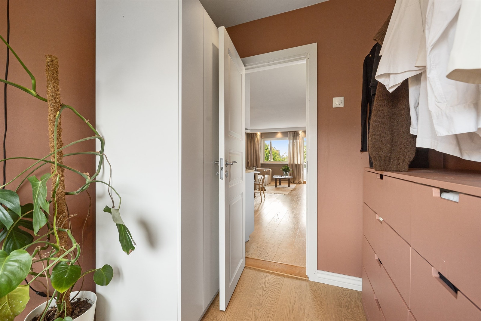 Ettersom dette rommet opprinnelig huset kjøkkenet er det laget et smart opplegg for vaskemaskin i garderobeskapet her inne. Waterguard er selvsagt montert! Galleribilde