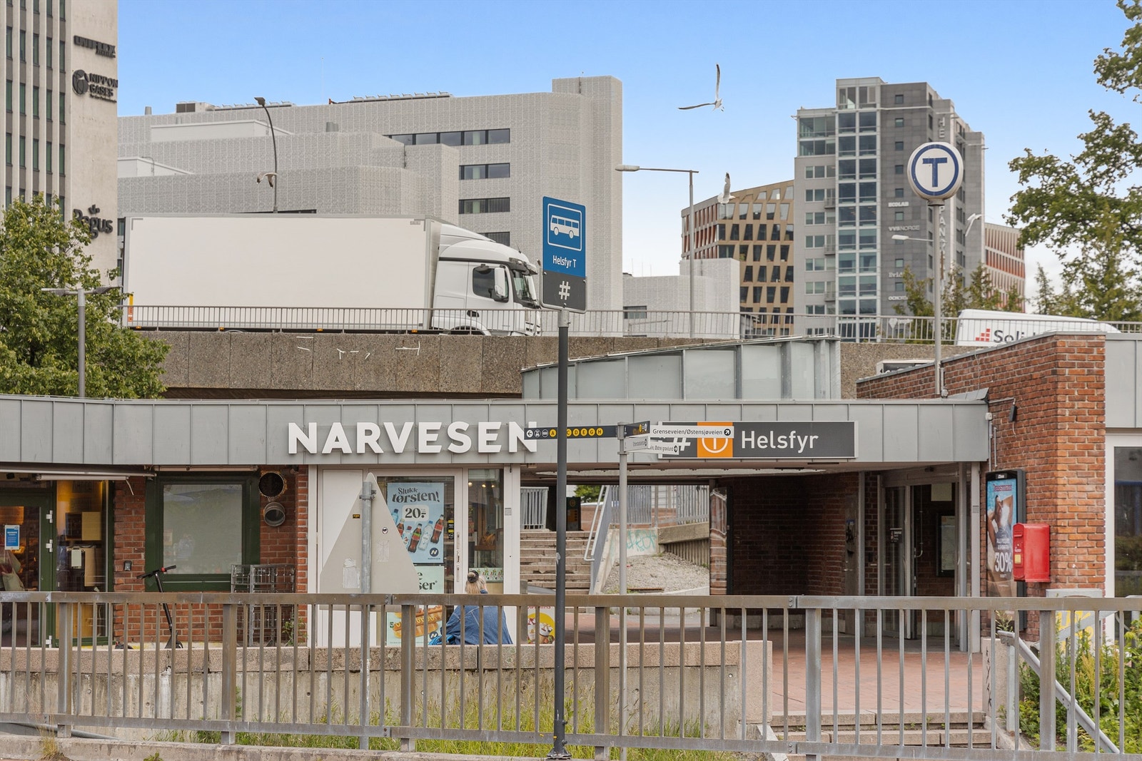 Helsfyr med både T-bane og et rikt utvalg bussruter ligger kun 13 minutter rask gange unna inngangsdøren din Galleribilde