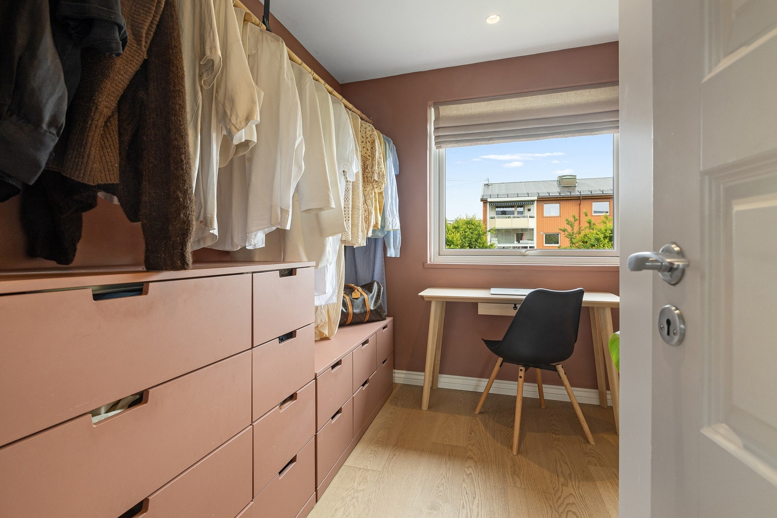 Med adkomst fra kjøkkenet er det et romslig gjesterom som i dag er brukt som garderobe/kontor Galleribilde