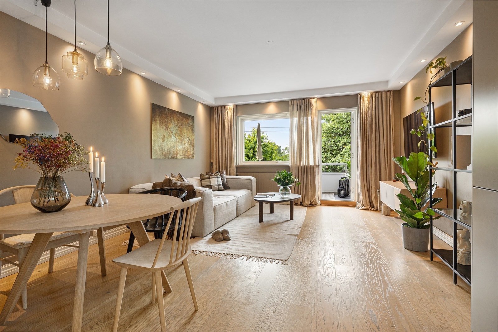 Den romslige stuen med sitt naturlige lysinnfall tilbyr et stilig og behagelig rom for avslapning og sosialt samvær. Galleribilde