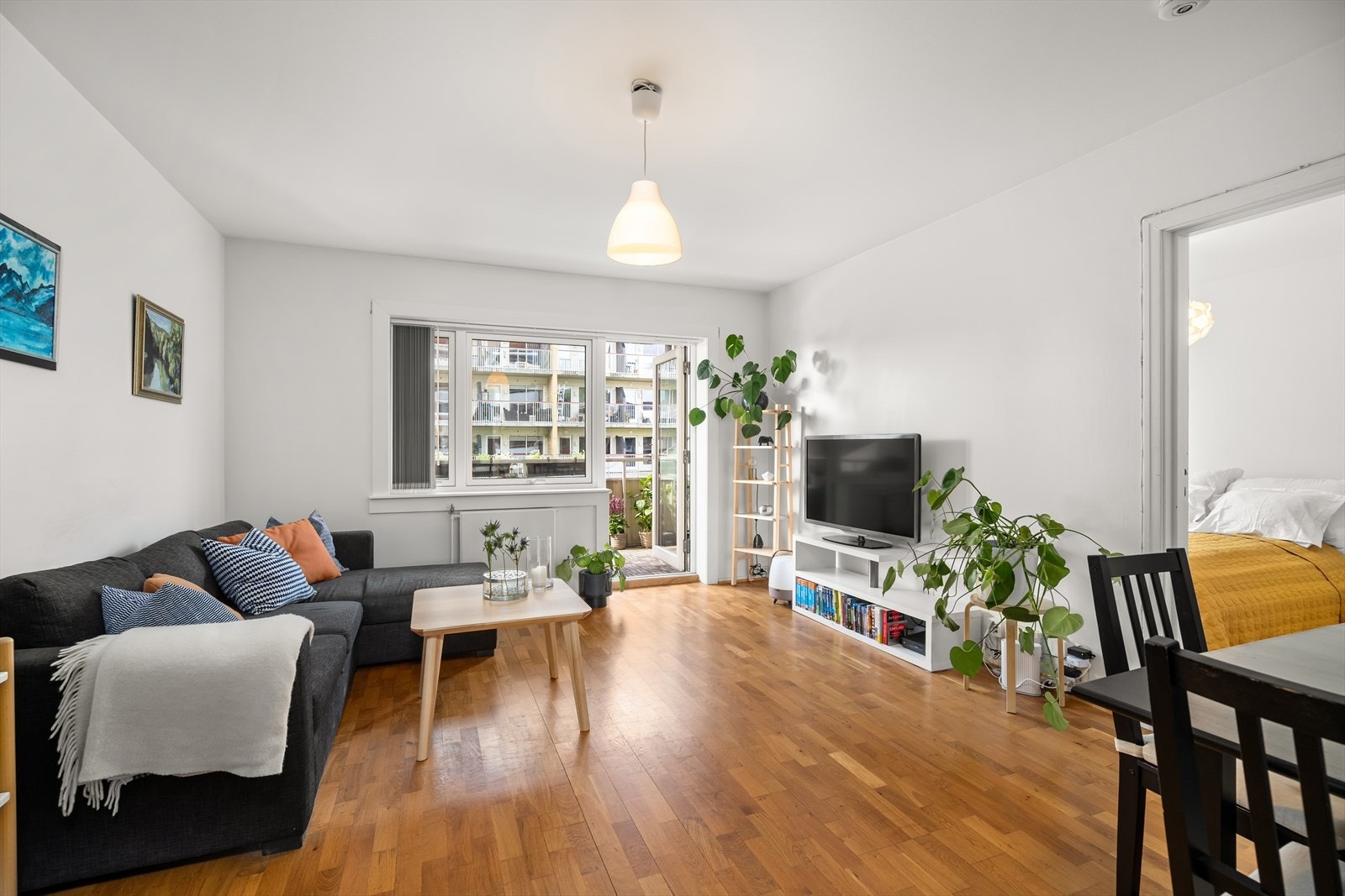 Romslig stue med flere soner. Vinduer og balkongdør fra 2023 Galleribilde