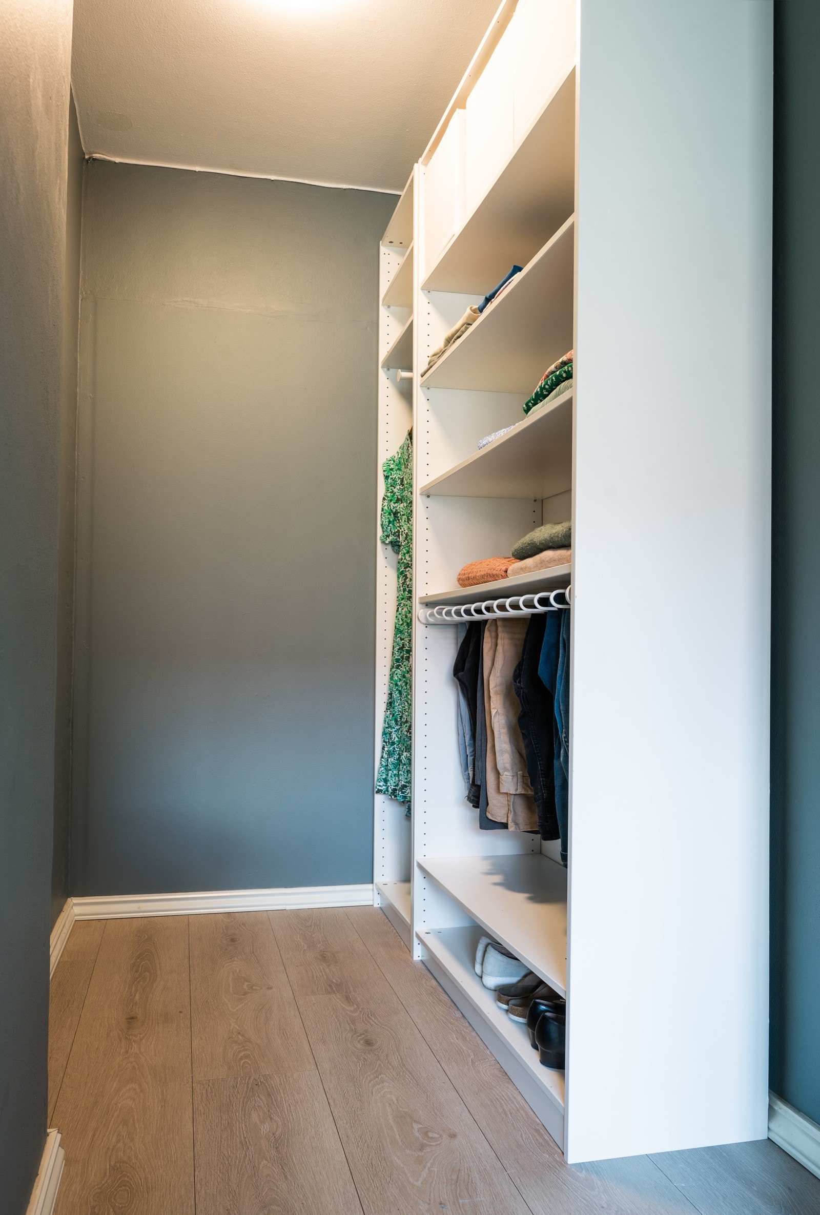 Walk-in closet på soverom Galleribilde