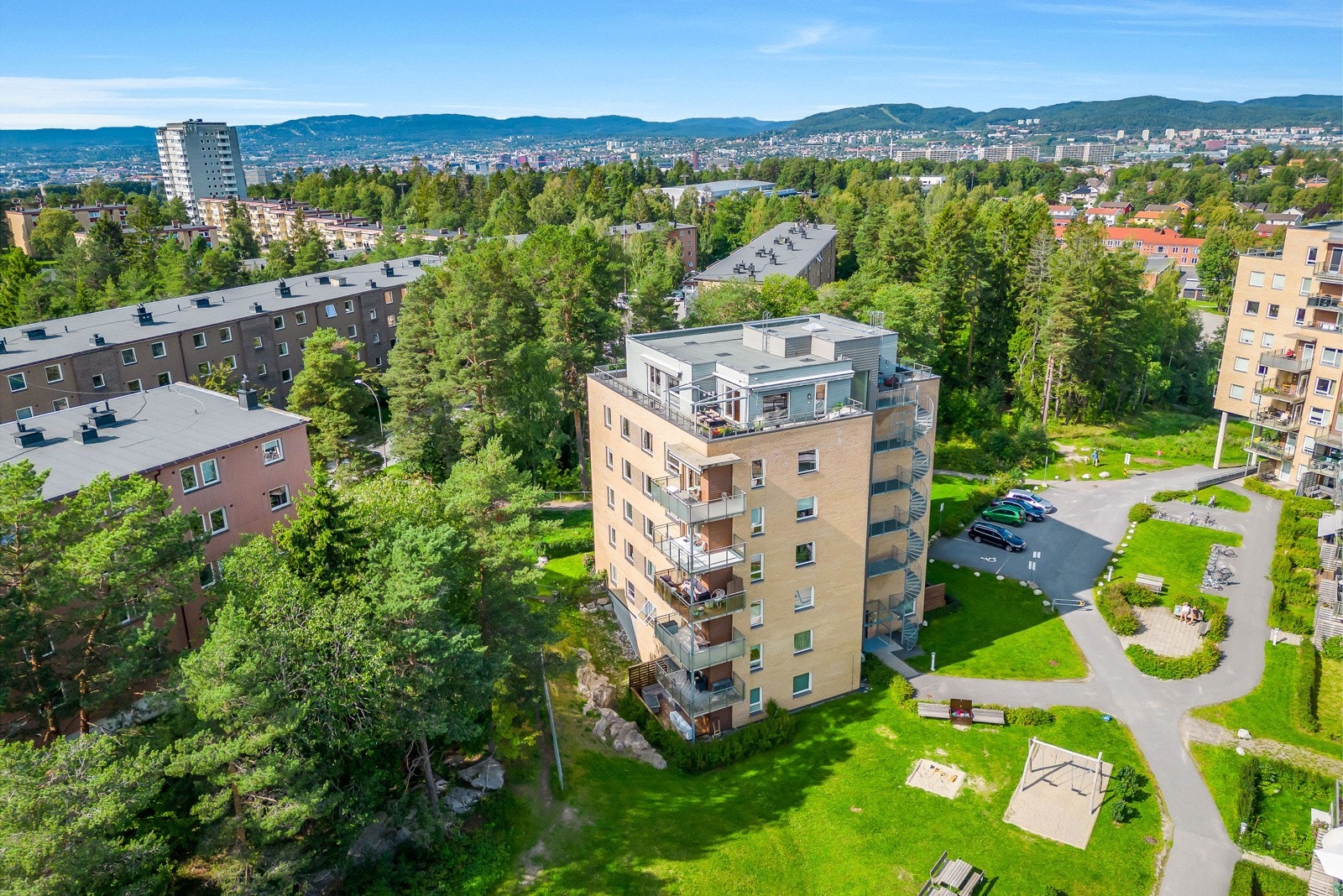 Boligen ligger i et attraktivt boligområde på Trasop, med nærhet til offentlig kommunikasjon, og et rikt utvalg av fasiliteter og servicetilbud. Gjesteparkering på felles tomt. Galleribilde