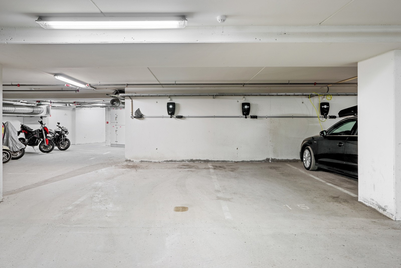 Med leiligheten følger to parkeringsplasser i felles garasjeanlegg. Det er montert elbil-ladere på begge plassene. Galleribilde