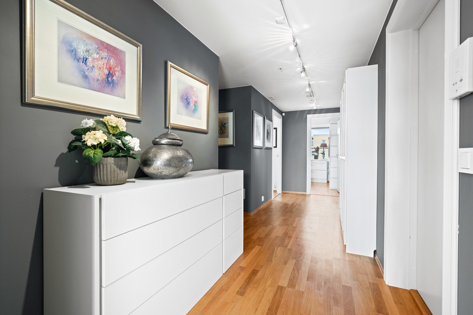 Det er heis til gang rett utenfor leiligheten, og inngang via en romslig entré med en stor skyvedørsgarderobe med speilfronter. Galleribilde