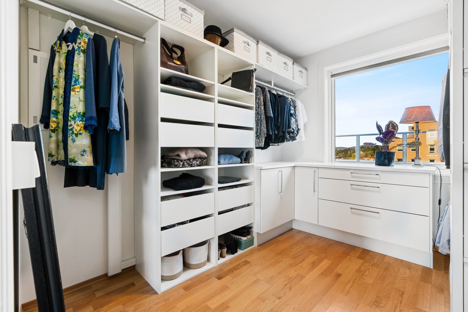 Dette rommet er i dag innredet som walk-in closet, men kan brukes som soverom ved behov. Galleribilde