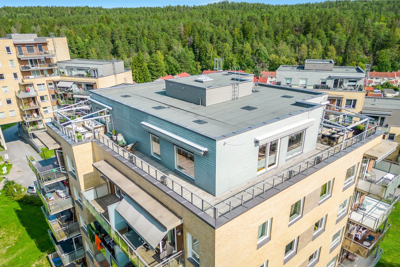 Det flotte arealet gir plass til møblering i flere soner, slik at man kan flytte seg etter solen og få maksimalt ut av sommerdagene. Galleribilde