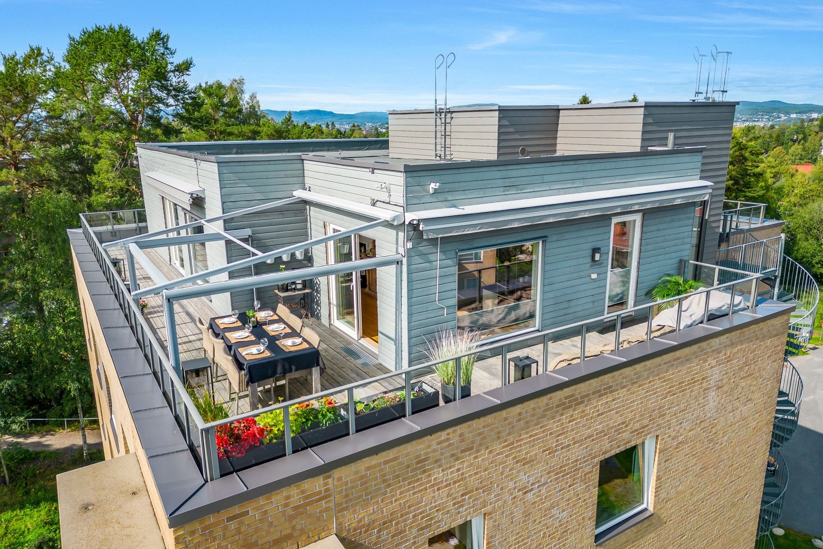 Dette er en unik, luftig og flott 4-roms toppleilighet fra 2015 på 140m², som fyller hele byggets toppetasje. Heisadkomst til gang rett utenfor gir en penthouse-følelse. Galleribilde