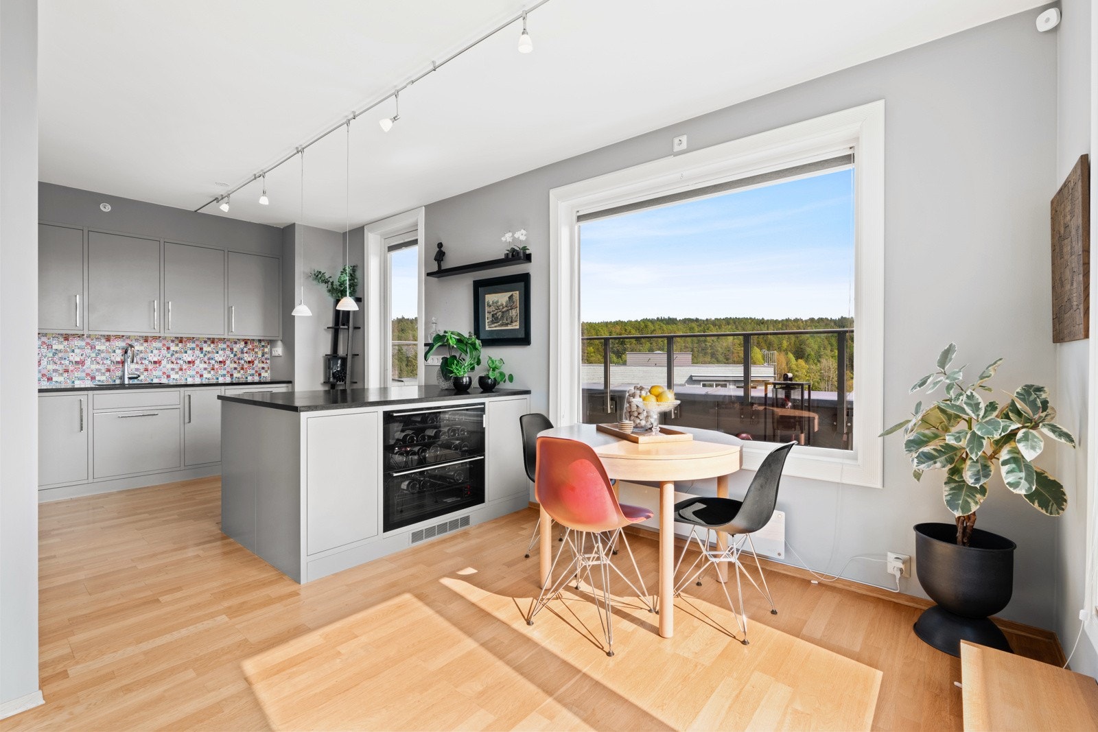 Kjøkkenet har en stilren innredning fra Sigdal, plassert langs tre sider, med en stor barløsning mot stuen. Galleribilde