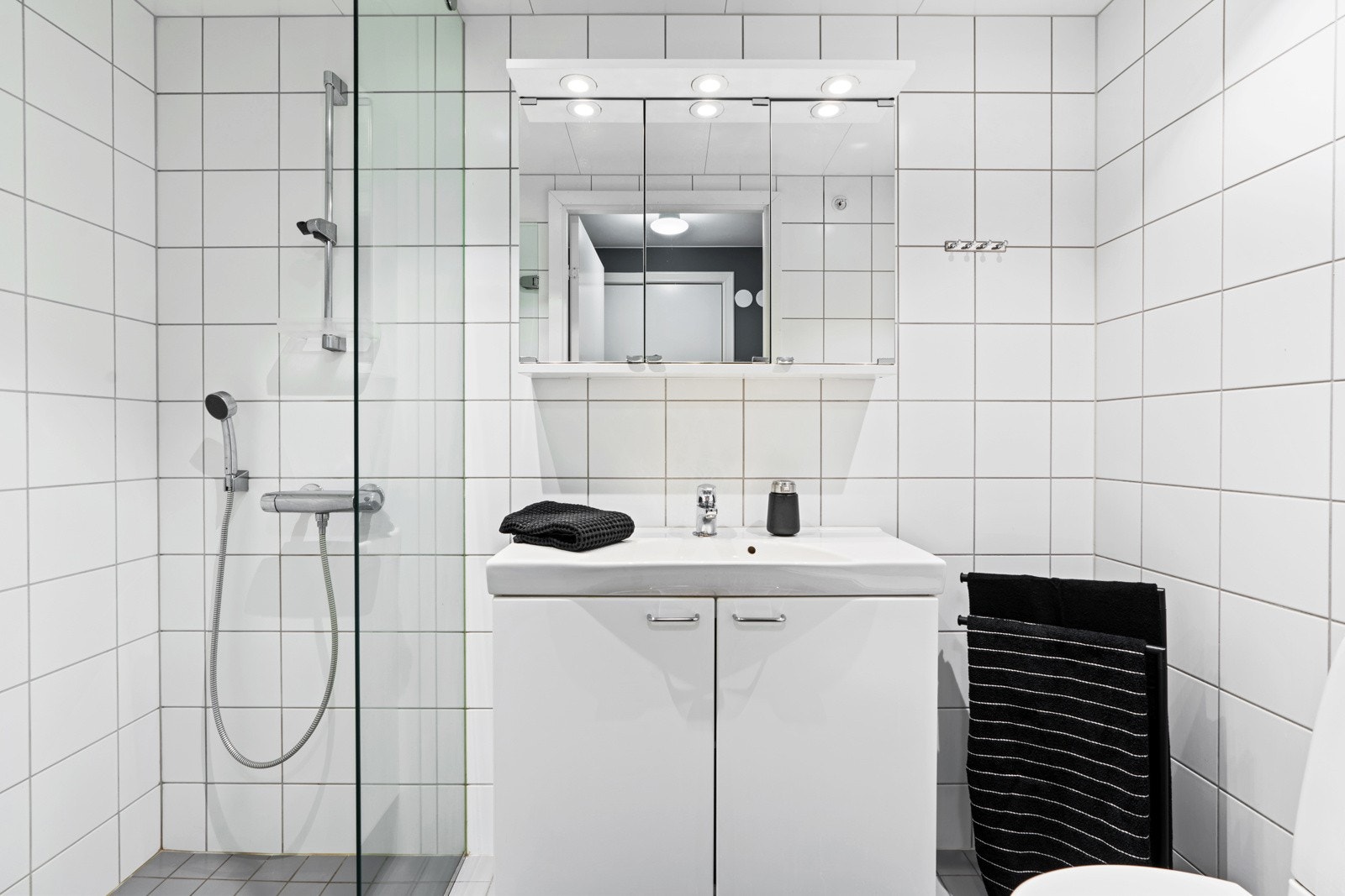 Det andre badet har lik innredning, men her er det fastmontert dusjvegg i glass og ikke opplegg for vaskemaskin. Galleribilde