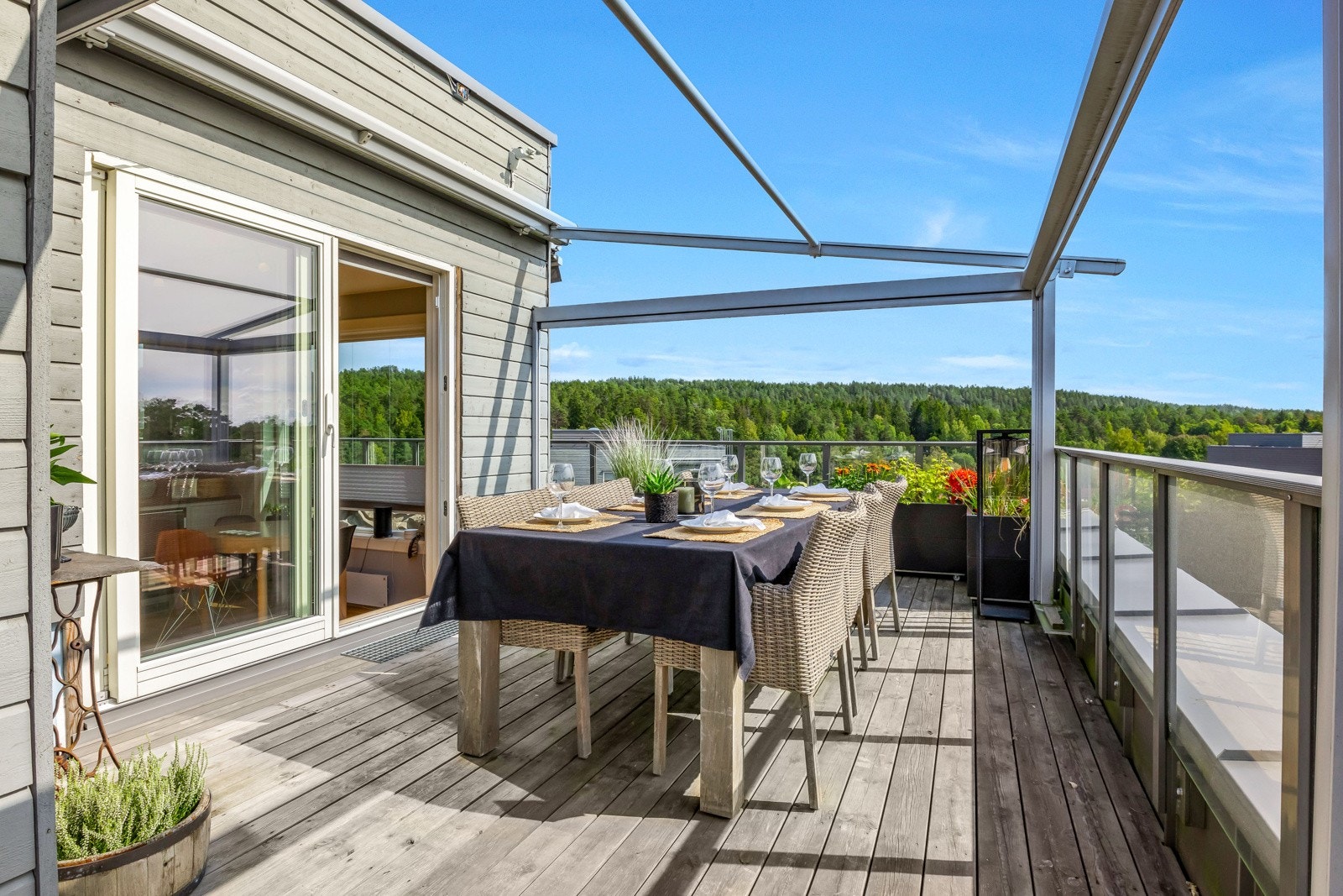Det er adkomst til terrassen fra stuen, kjøkkenet og to av soverommene. Fra kjøkkenet er det utgang til en del av terassen som passer perfekt å innrede med spisegruppe. Galleribilde