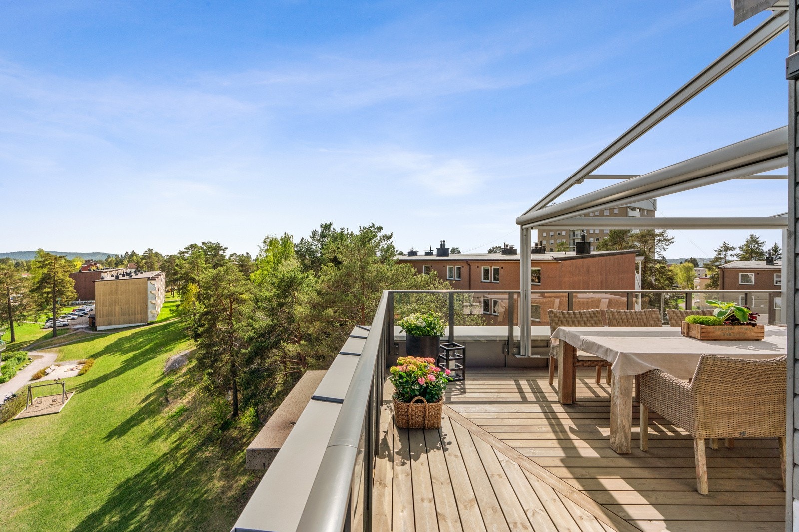 Toppleiligheten omkranses av en stor terrasse på ca 119m², vendt mot alle fire himmelretninger. Med leiligheten følger to garasjeplasser med elbilladere. Galleribilde