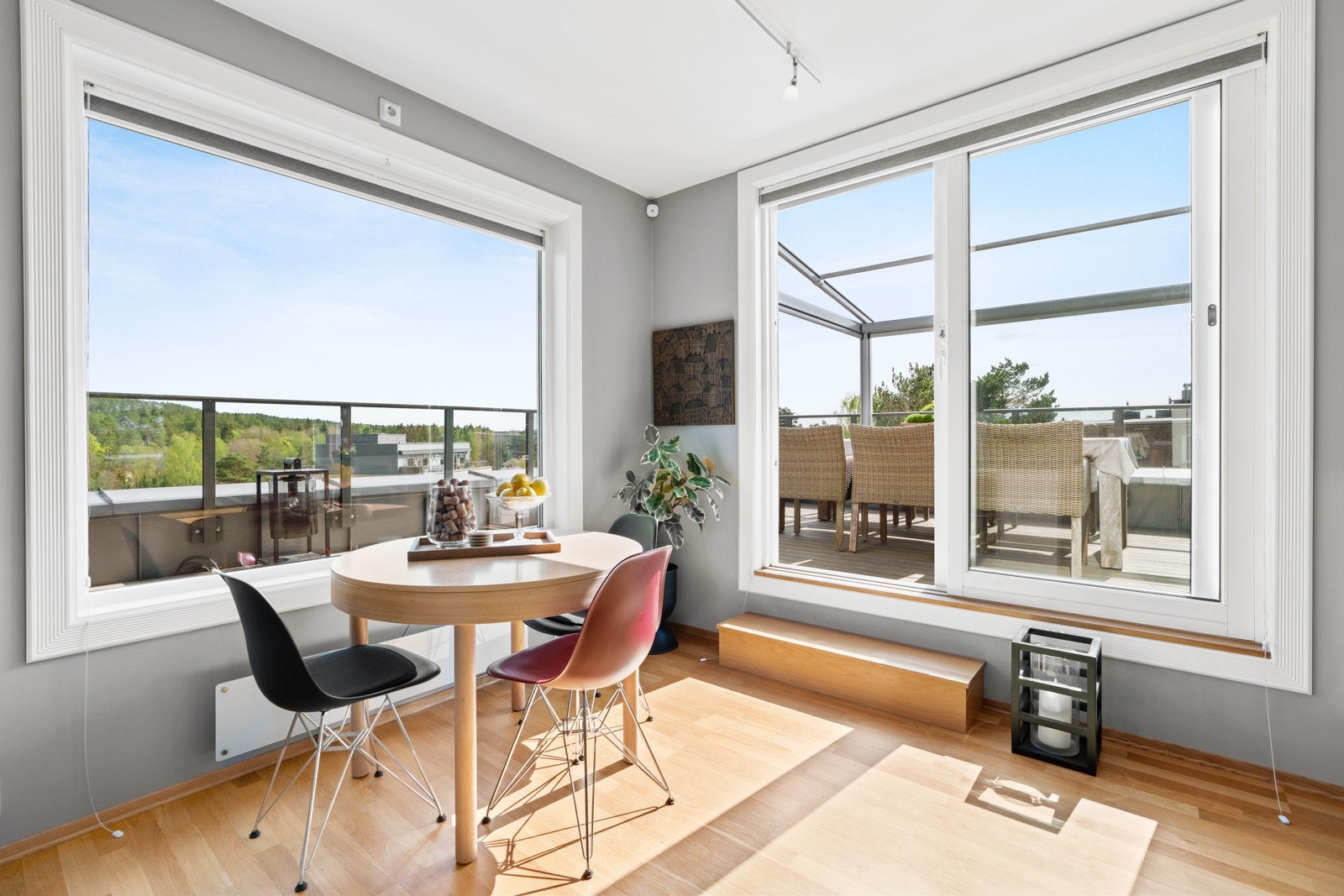Det er utgang fra kjøkkensonen til terrassen, og plass til et frokostbord ved et stort vindu. Galleribilde