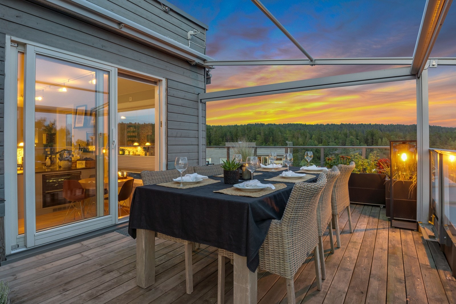 Terrassen har god utebelysning, dekke av terrassebord, rekkverk i glass og varmekabler rundt sluk for avrenning av vann. Galleribilde