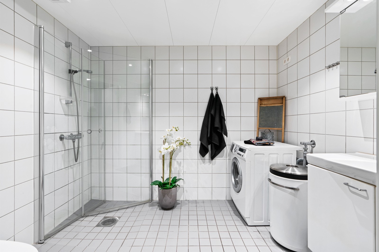Leiligheten har to moderne bad med inngang fra gangen ved soverommene. Galleribilde
