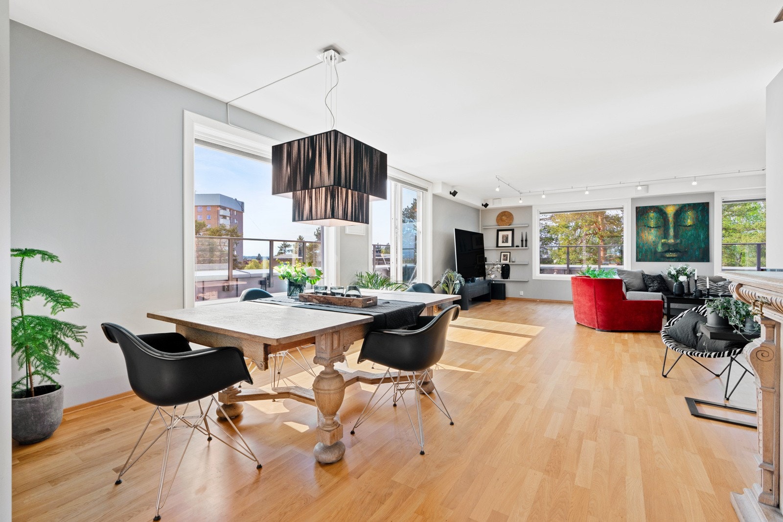 Det flotte stuearealet gir god plass til møblering i flere soner, både med full spisestue, tv-lounge og annet møblement. Galleribilde