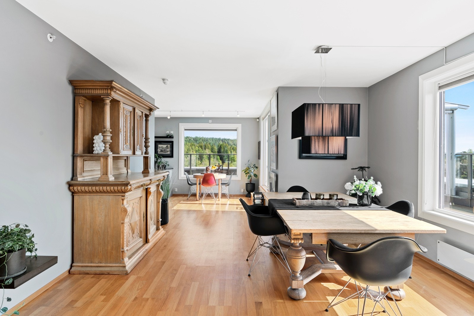 Ved anledninger er det god plass til å innrede med et skikkelig langbord i stuen. Galleribilde