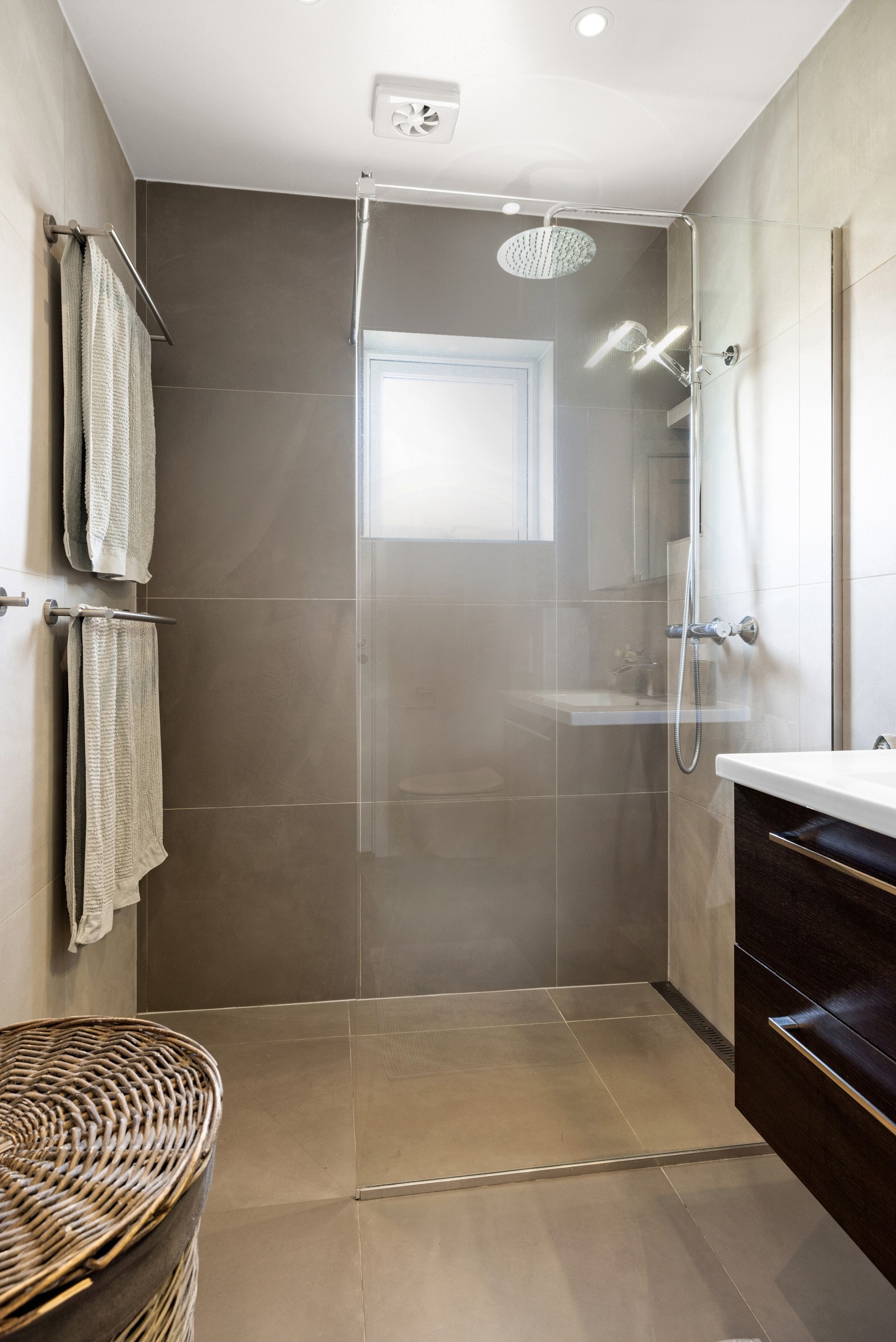 Badet i leiligheten ble pusset opp i 2018, og innbyr til velvære og egentid med delikate farge- og materialvalg og stilfulle detaljer Galleribilde