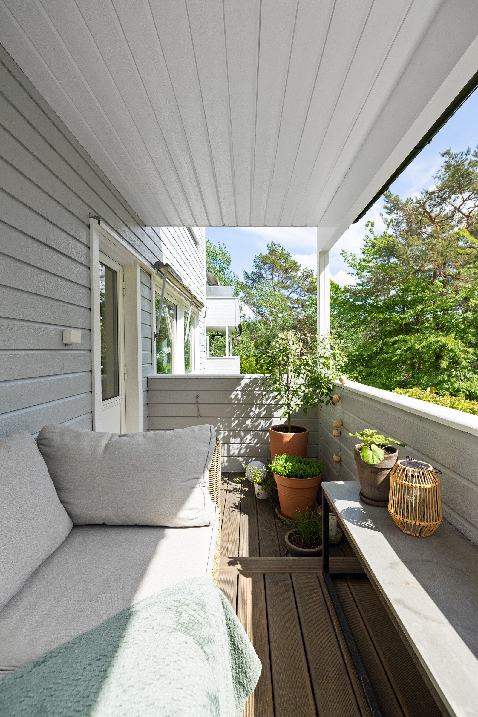 Det ble lagt nytt tredekke på balkongen i 2018, og rekkverket rundt er tett og hvitmalt Galleribilde