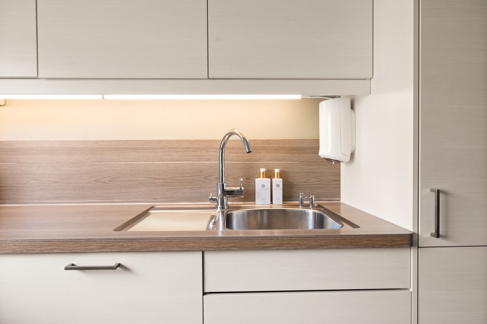 Veggene over benken har halvhøye, matchende beskyttelsesplater Galleribilde