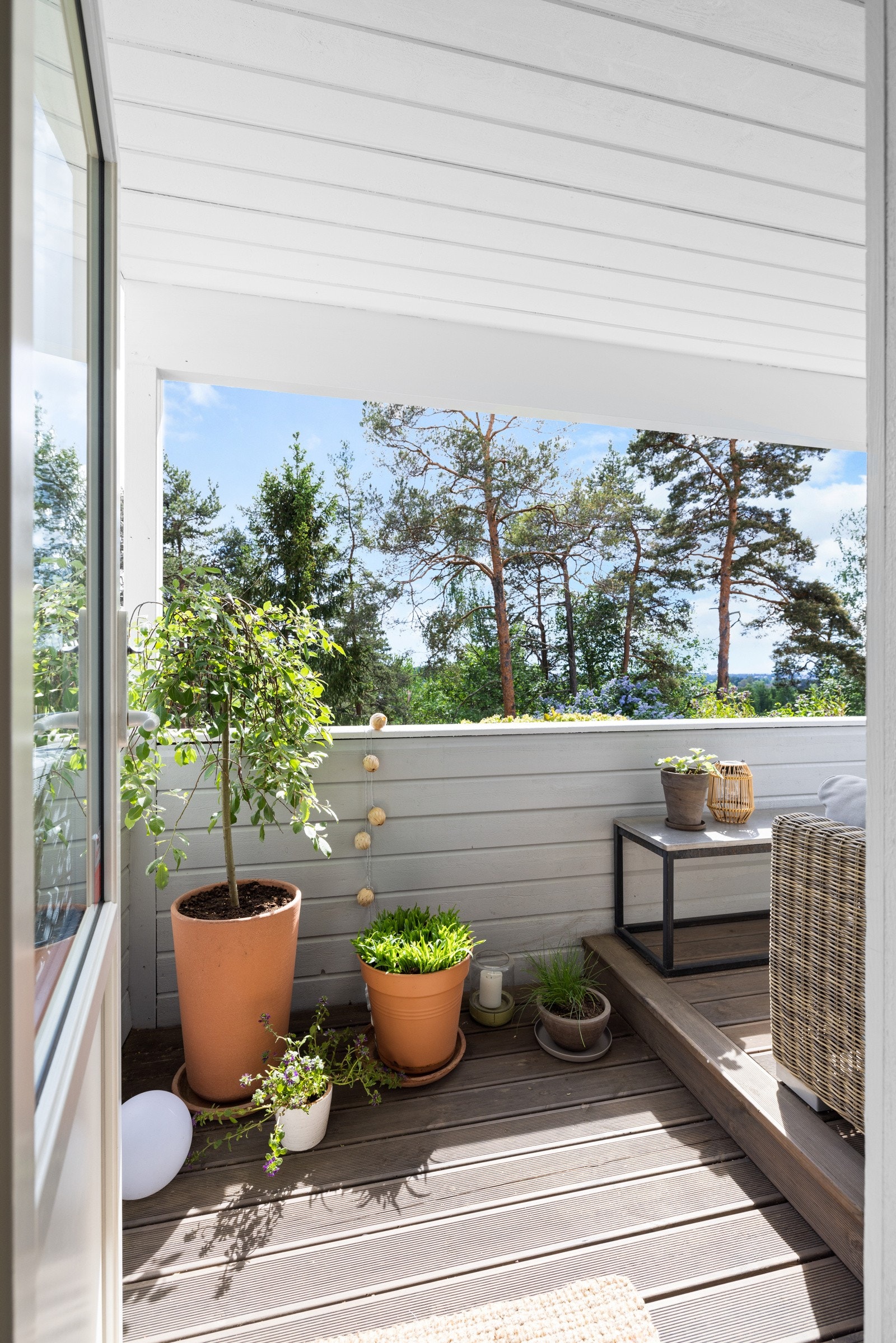 Stuen har utgang til en overbygd balkong på ca. 7 kvm med naturskjønt utsyn Galleribilde