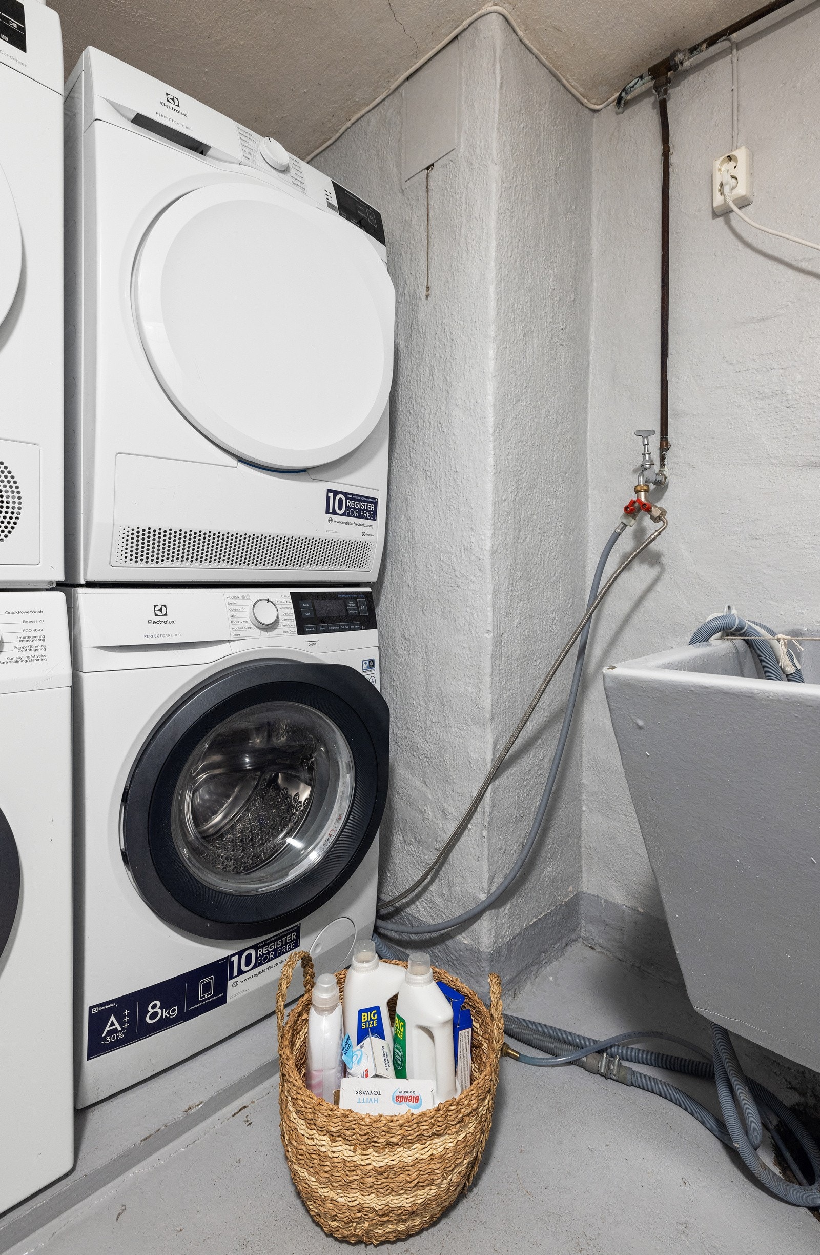 Opplegg for vaskemaskin finnes i et felles rom i kjeller hvor hver boenhet har egen vaskemaskin og tørketrommel Galleribilde