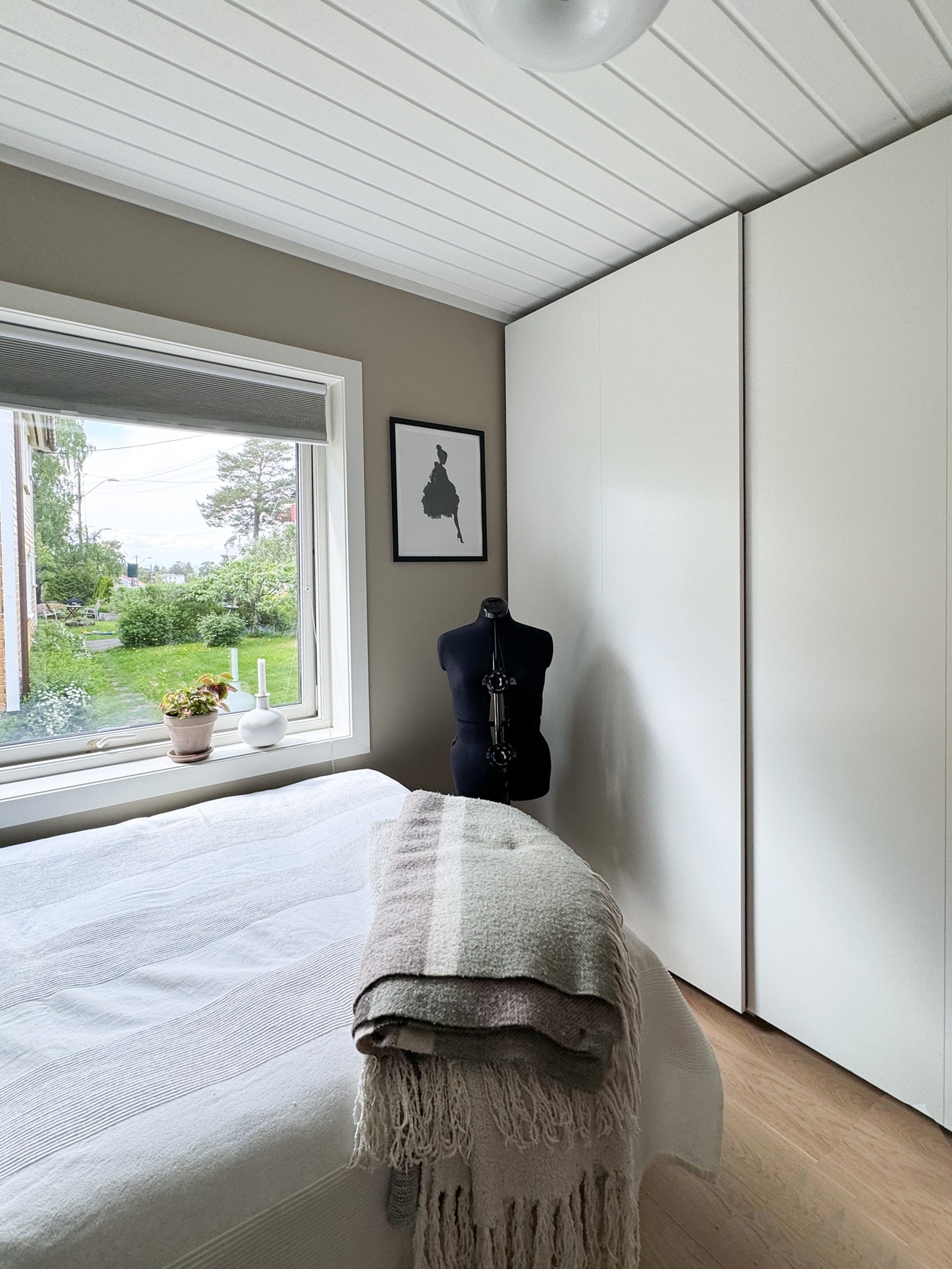 Soverom 3 har vindu med utvendig screens/solskjerming Galleribilde