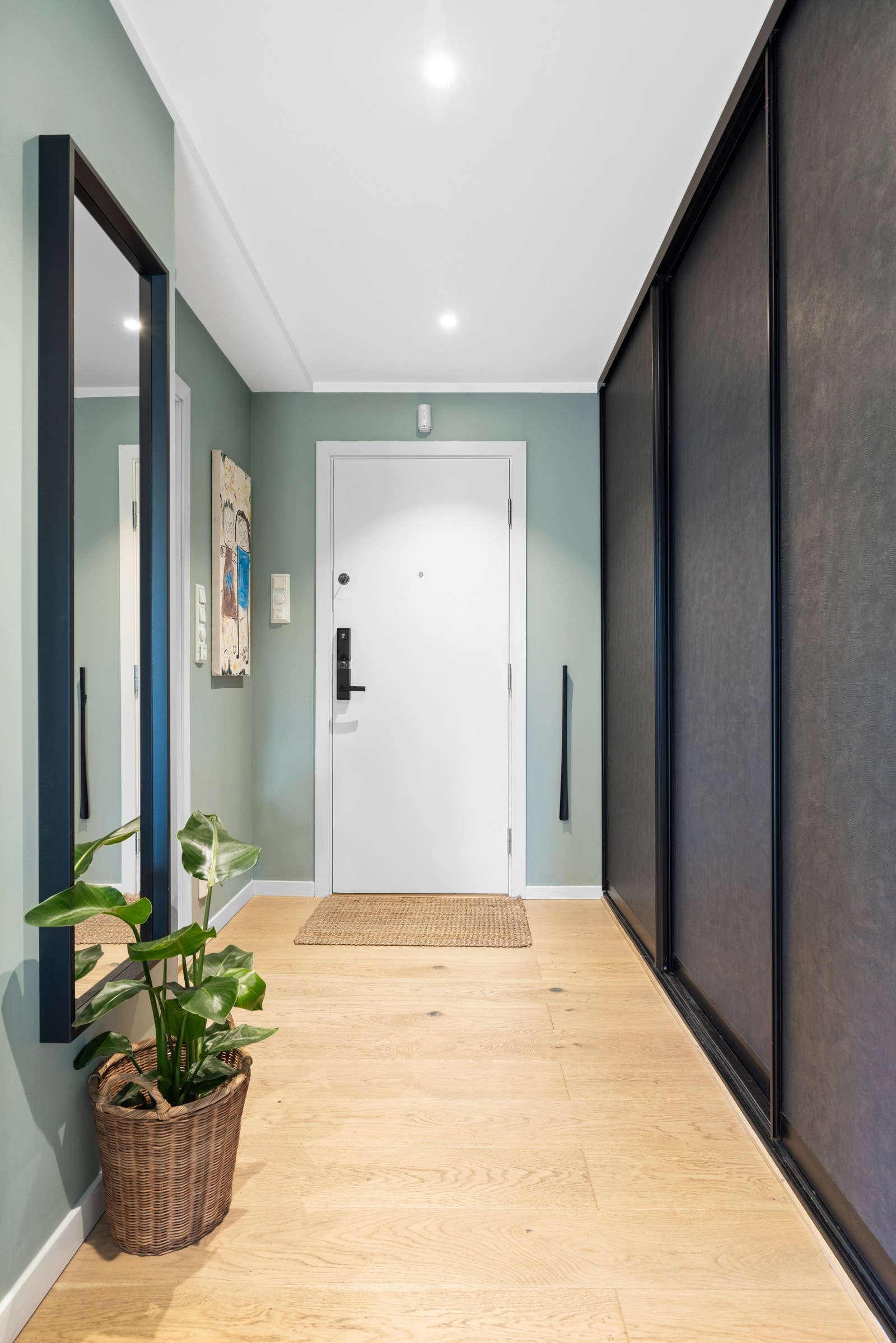 Vel inne blir vi ønsket velkommen i en pen entré med downlights, gulvvarme og en stor, plassbygd skyvedørsgarderobe Galleribilde