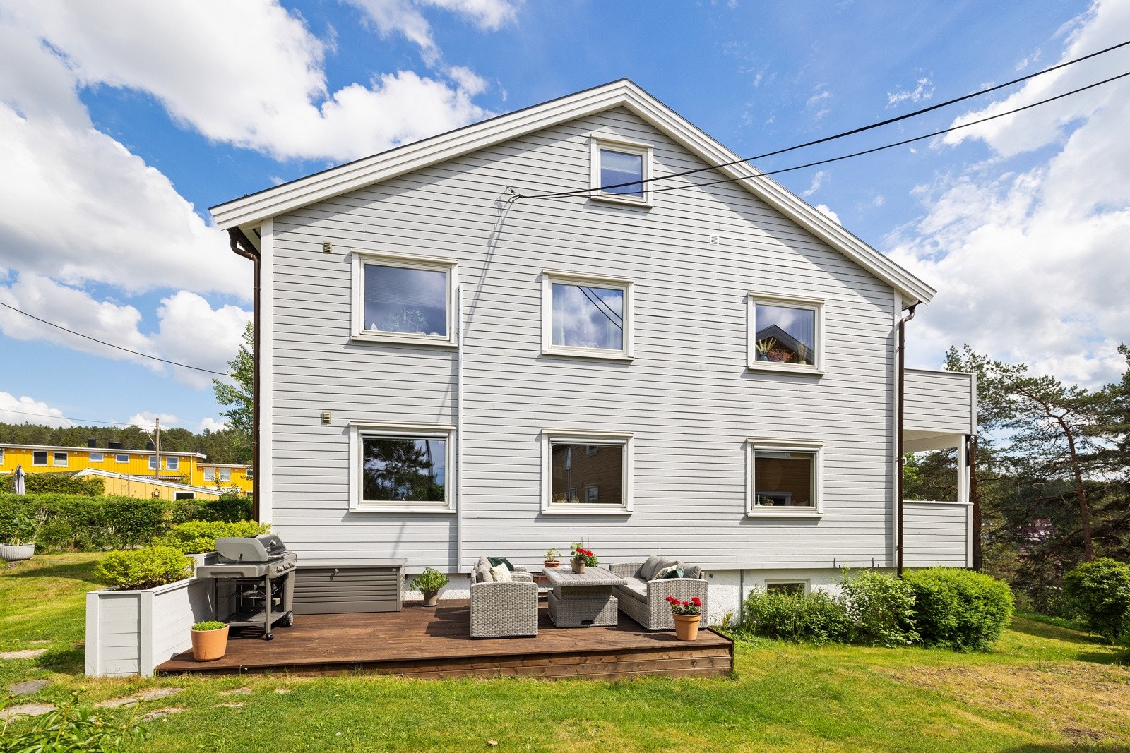 Leiligheten disponerer ¼ av uteområdet, og i denne sonen er det etablert en vestvendt markterrasse på ca. 19,5 kvm Galleribilde