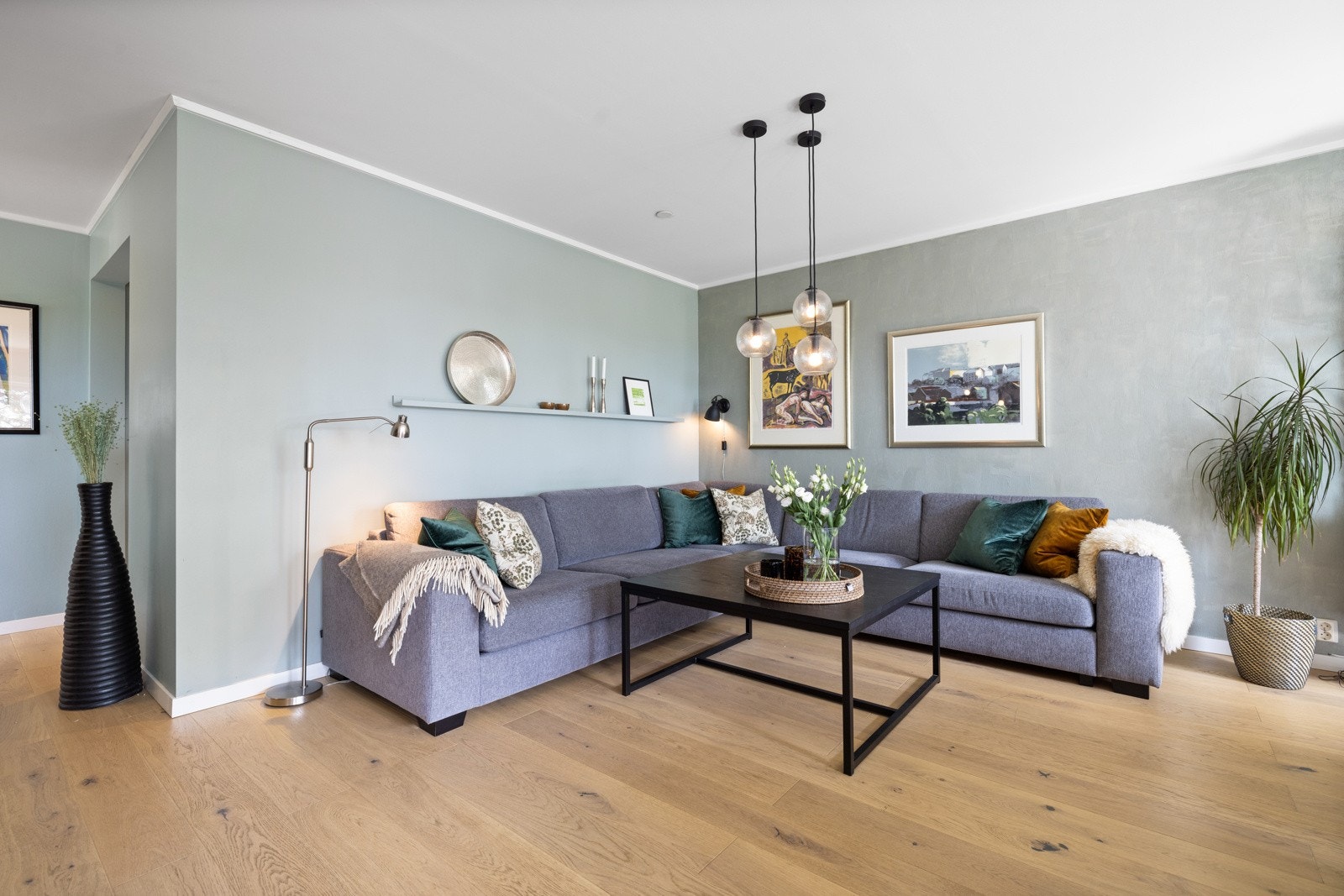 Stuen oppleves som romslig og innbydende, og rommet ble stilfullt oppusset i 2018 Galleribilde