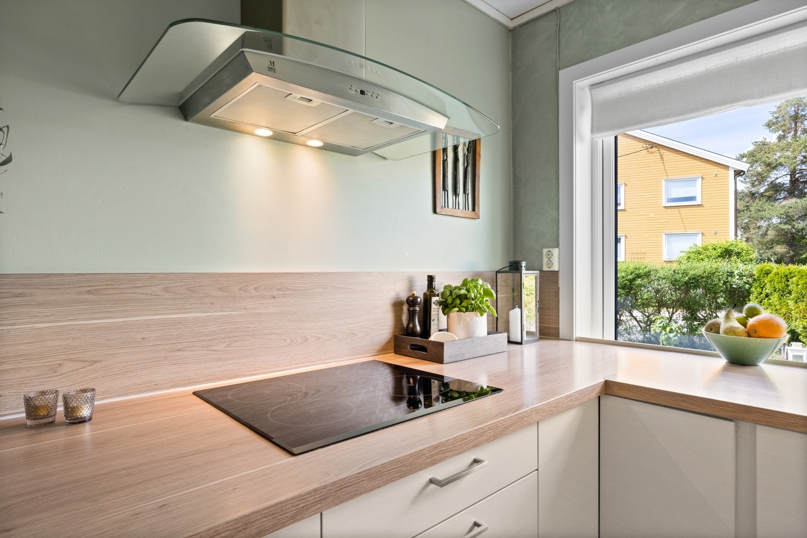 Kjøkkenet, som var nytt i 2015, har et moderne og smakfullt design med gode benkeflater som innbyr til spennende kokkelering Galleribilde