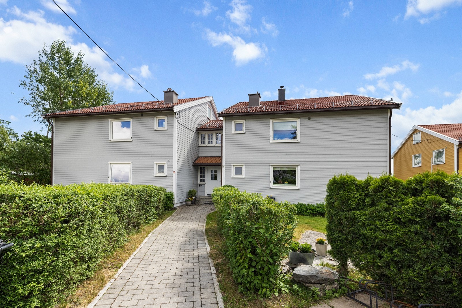 Nabolaget består av koselige småhus og villabebyggelse, i tillegg til de tradisjonelle hagebyene og huset ble malt utvendig i regi av borrettslaget i 2023 Galleribilde