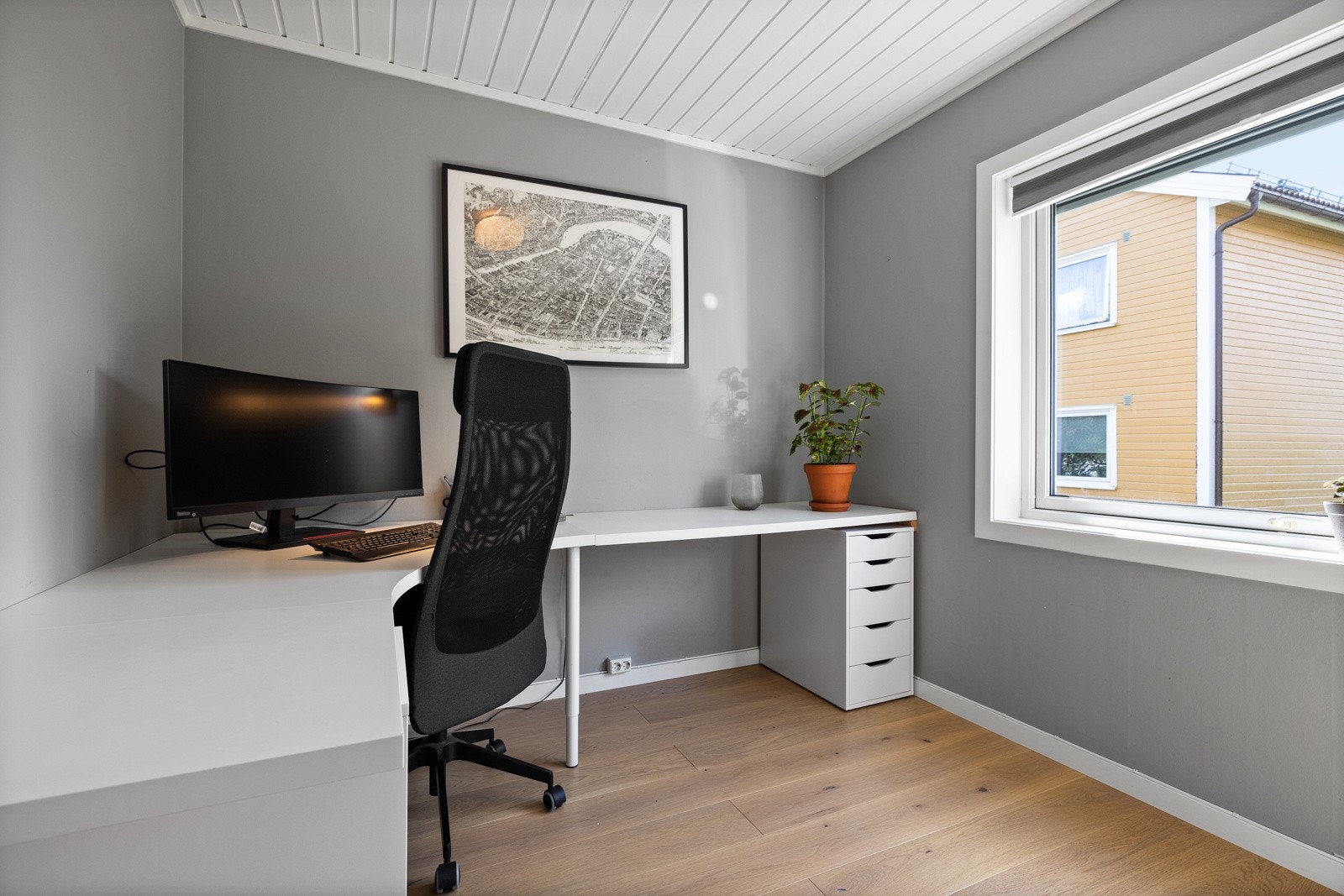 Soverom 2 brukes i dag som kontor. Vindu har utvendig screens/solskjerming! Galleribilde