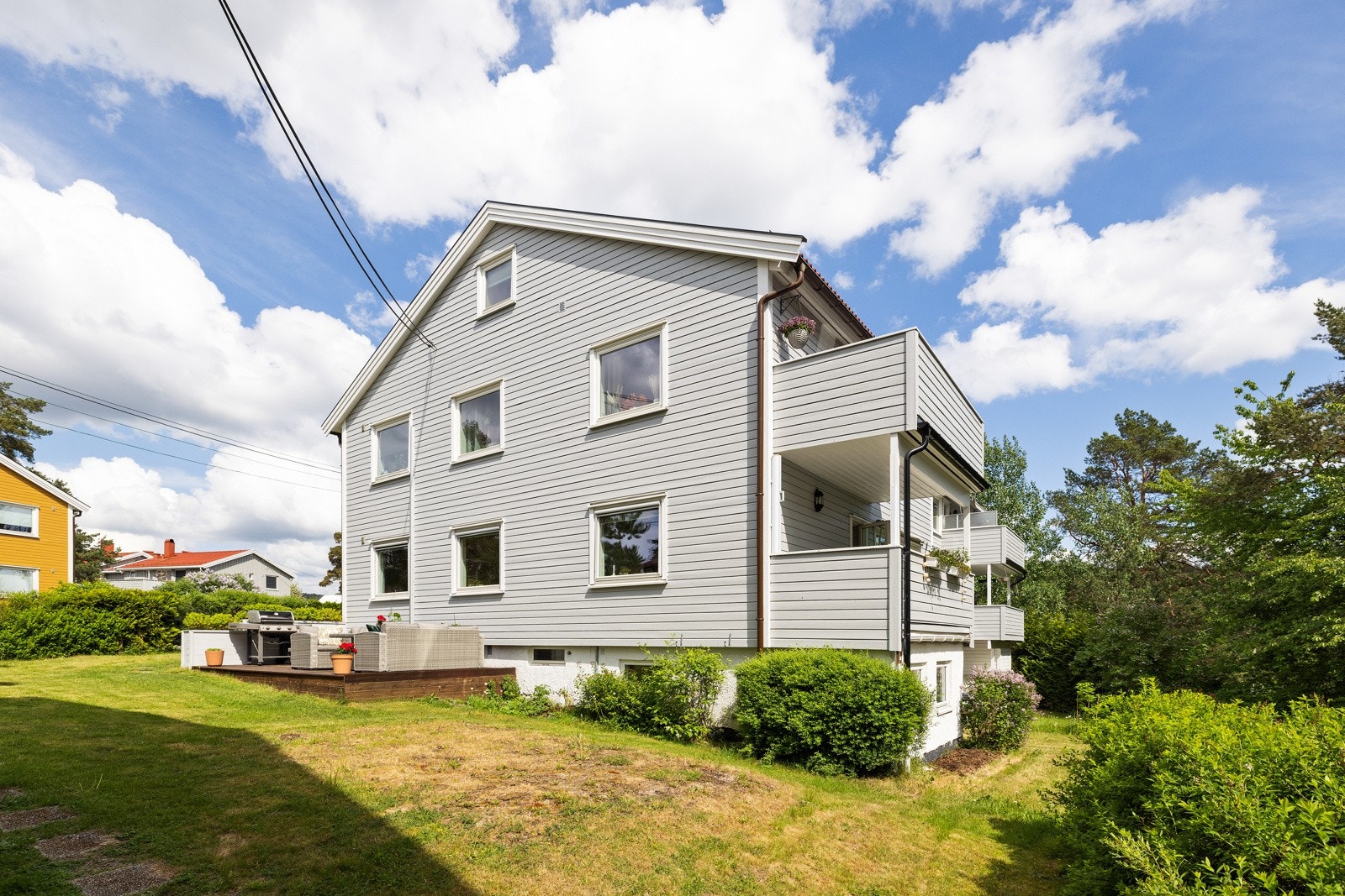 Eiendommen ligger meget attraktivt til i et utpreget barnevennlig område med nærhet til lekeplasser, lekeland, skoler og barnehager, og ikke minst idylliske turmuligheter i Østmarka Galleribilde