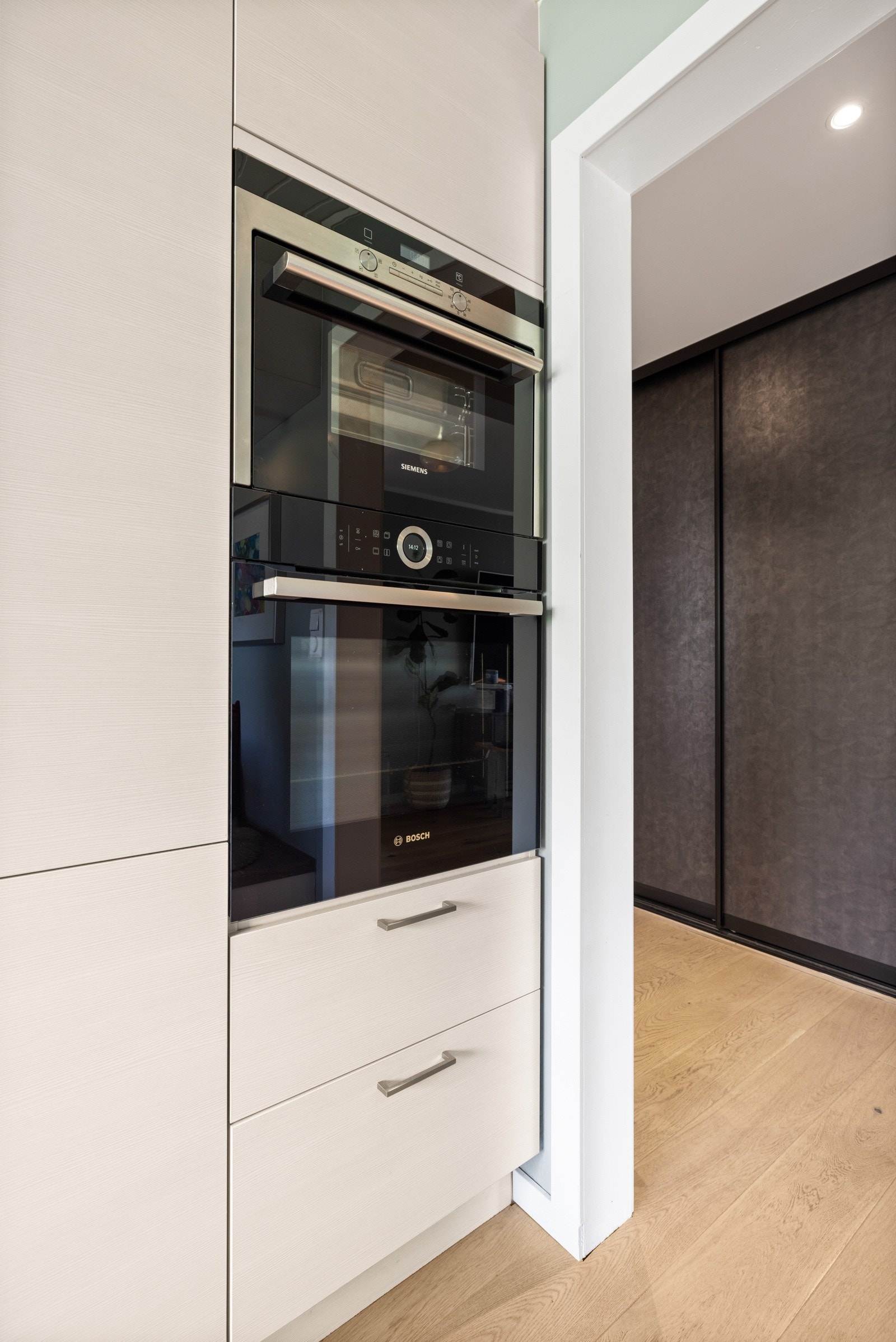 Videre er kjøkkenet utstyrt med integrerte hvitevarer som oppvaskmaskin fra 2022, kjøl-/fryseskap fra 2022, stekeovn, samt dampovn og koketopp fra 2015 Galleribilde