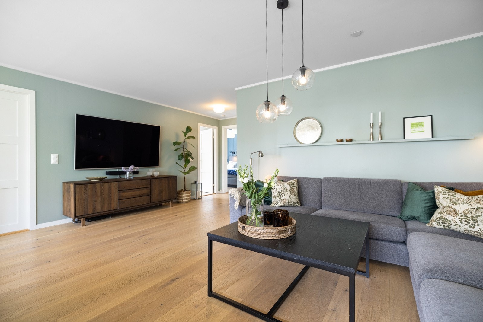 Stuen har god plass til stor sofa, TV-møblement og spisebord Galleribilde