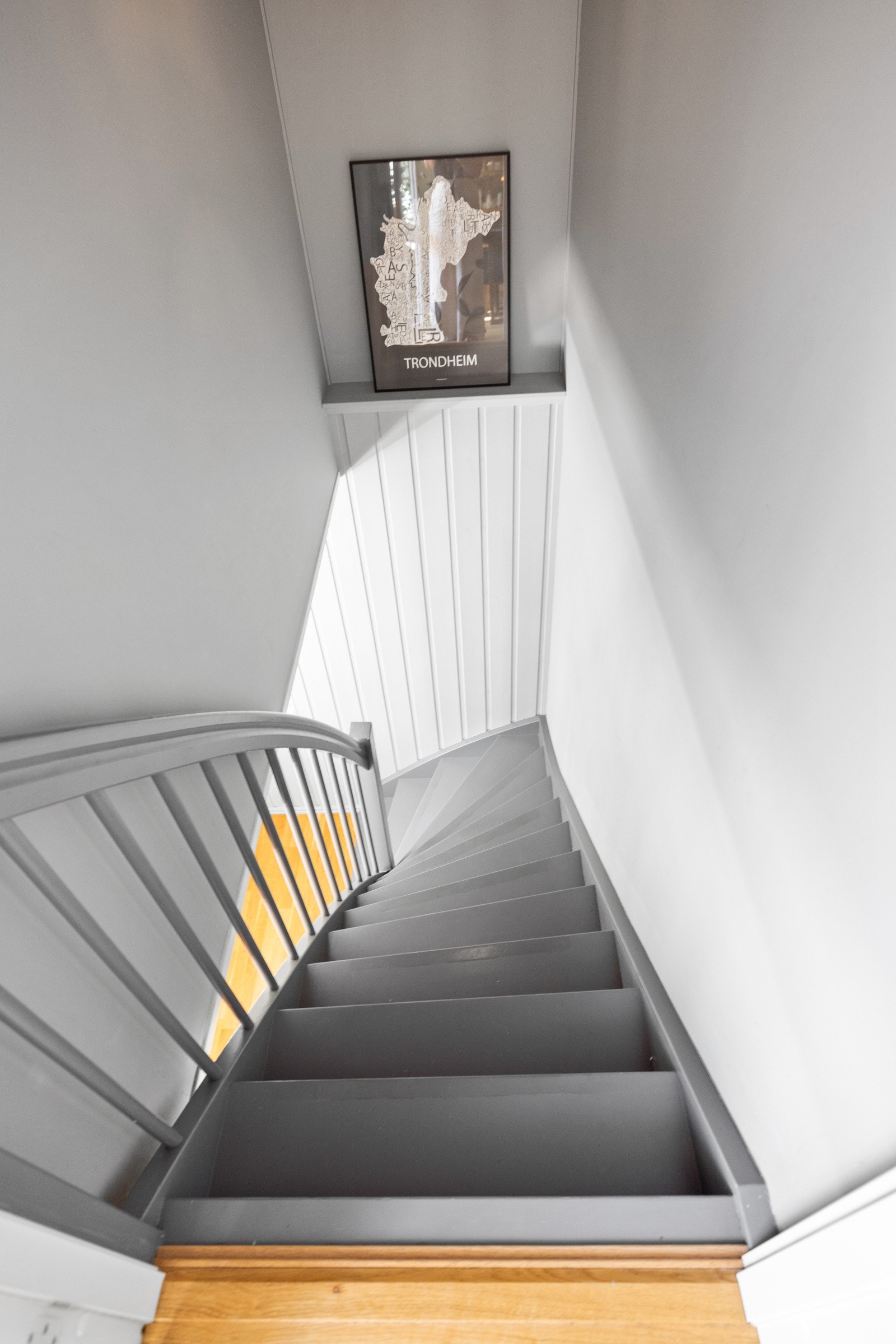 Fra stuen er det trapp ned til kjelleretasjen Galleribilde