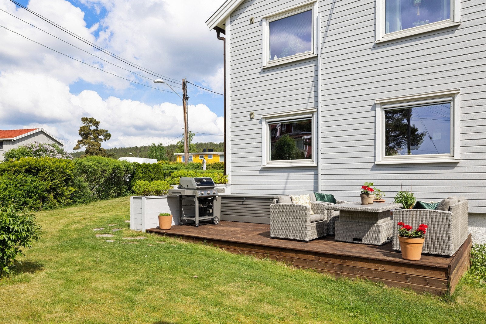 Her er solforholdene gode, og det fin plass til grill og utemøblement Galleribilde