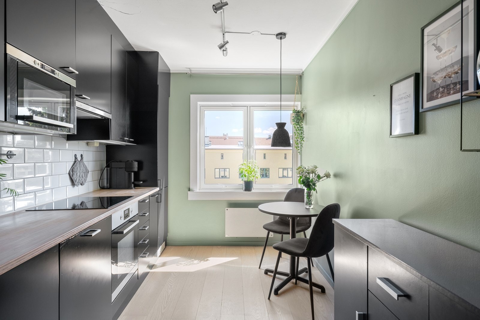 Plass til lite spisebord ved vinduet. Galleribilde
