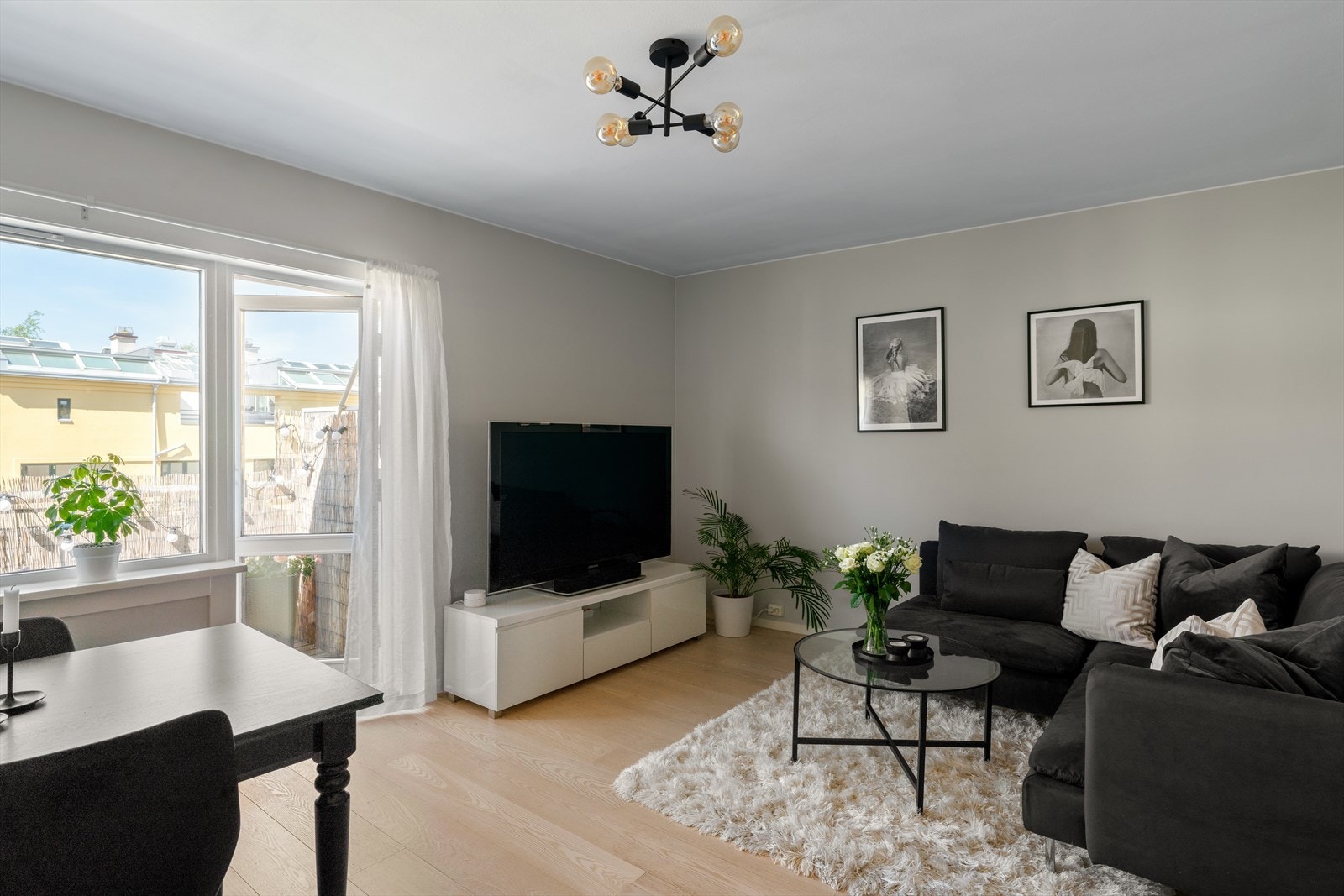 Moderne, malte vegger og enstavsparkett på gulv. Galleribilde