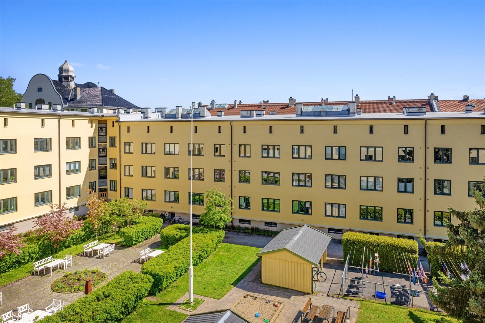 Fra vinduet har du hyggelig utsikt mot uteområder. Galleribilde
