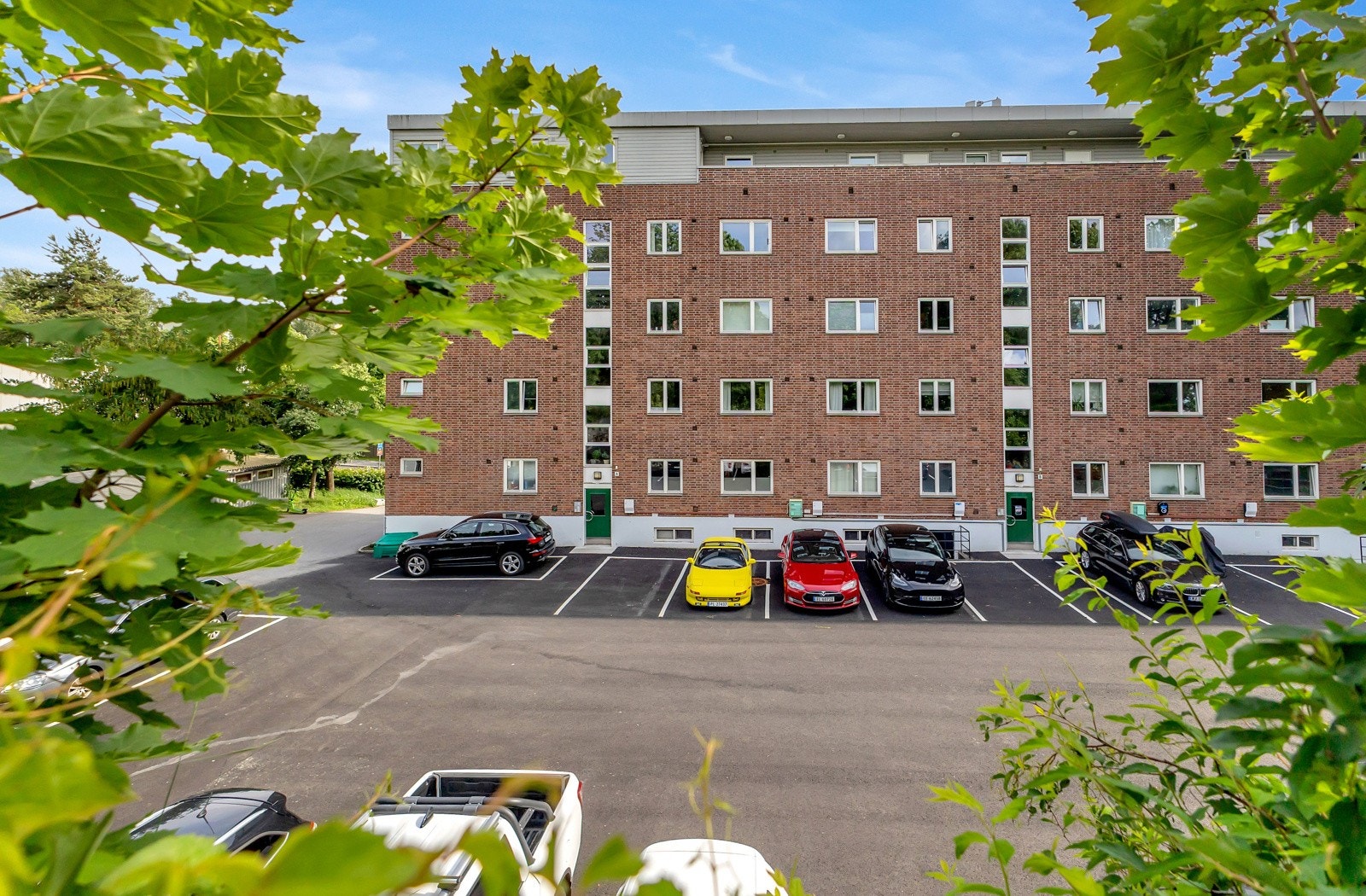 Borrettslaget har parkeringsplasser til leie etter ventelister. Galleribilde