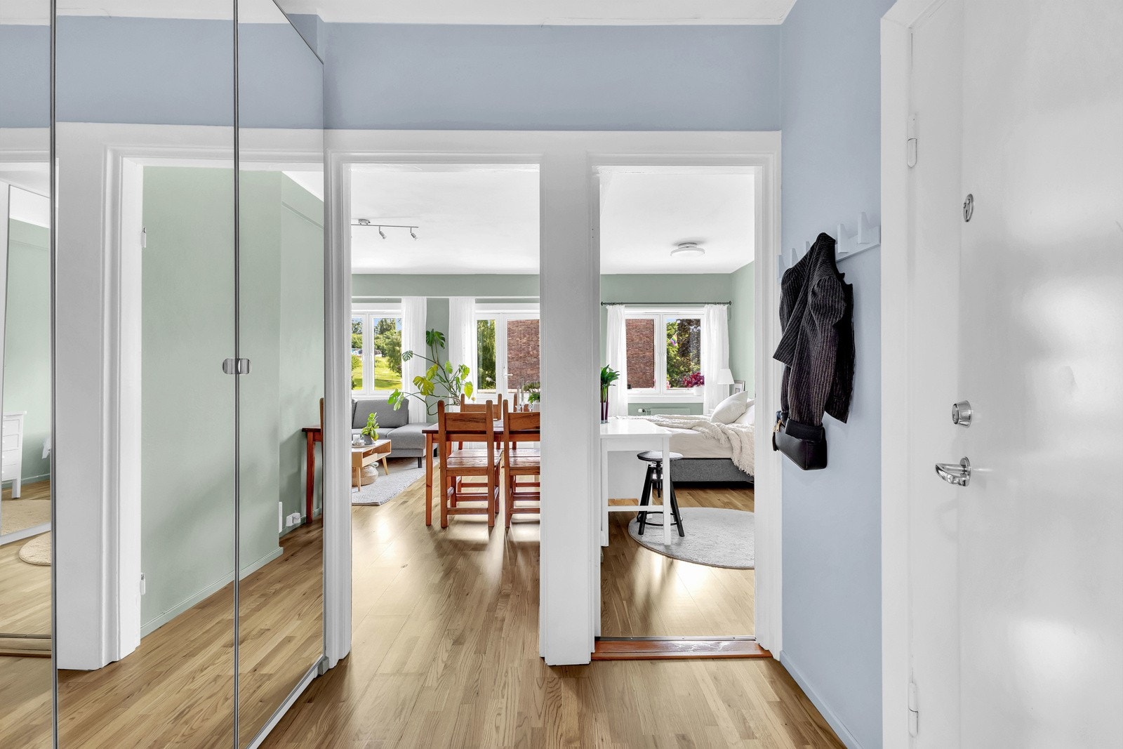 Velkommen inn! Inngangspartiet har god plass til å sette fra seg yttertøy og sko. Galleribilde