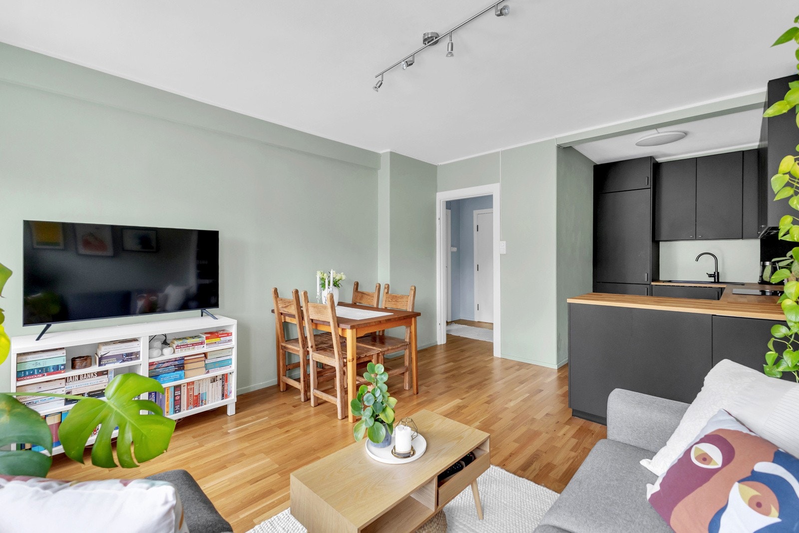 Her er det god plass å innrede etter eget ønske med sofakrok, tv-møbler og spisebord. Galleribilde