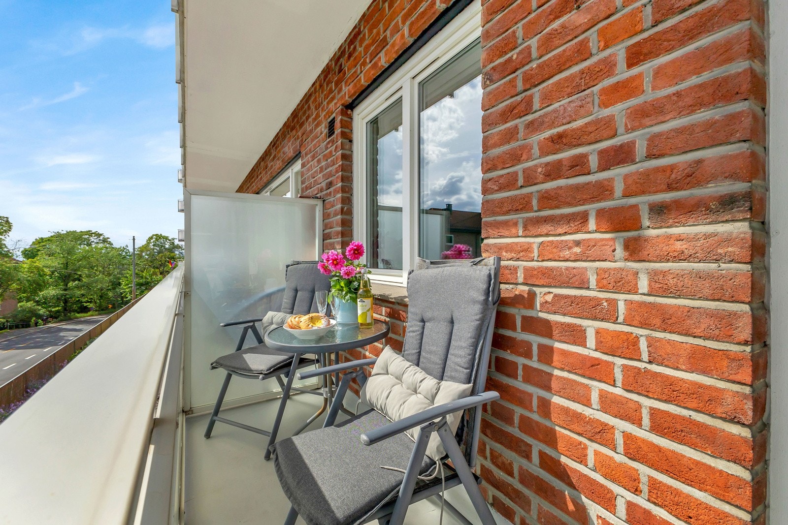 Her er det god plass til både sofagruppe og grill. Galleribilde