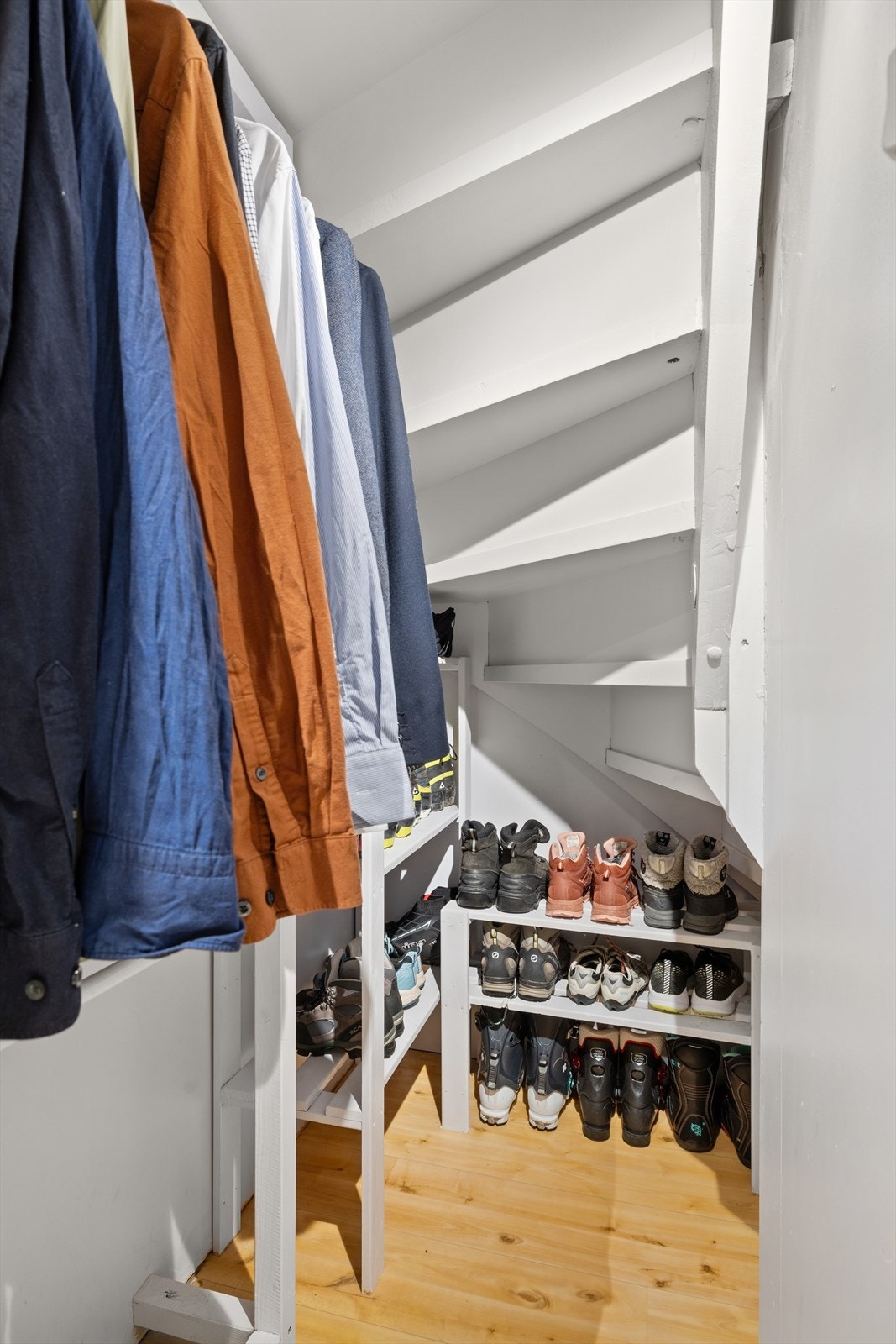 - Under trappen er det også en praktisk liten bod for oppbevaring - Galleribilde
