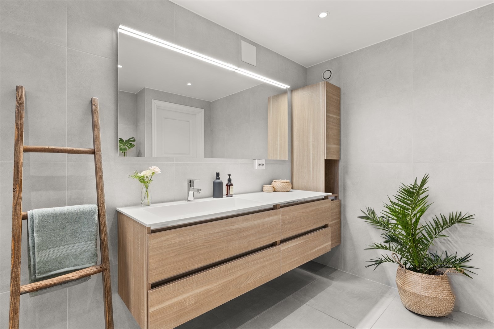 - Det følger dokumentasjon for utført arbeid på baderommet, men badet i likhet med resten av underetasjen, er ikke søkt om bruksendring og det foreligger heller ikke godkjenning for dette - Galleribilde